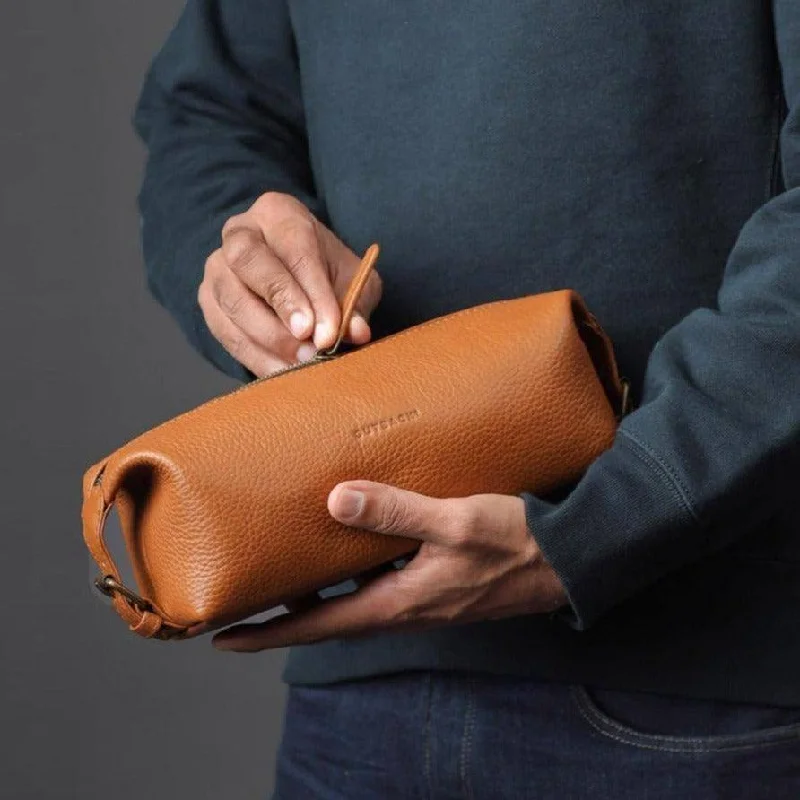 Bargain Bin Tokyo Leather Toilet Bag - Tan